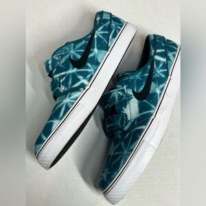 Men’s 12 Nike Stefan Janoski snowflake canvas shoes